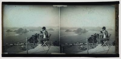 Homem observa a vista do Morro do Pão de Açúcar