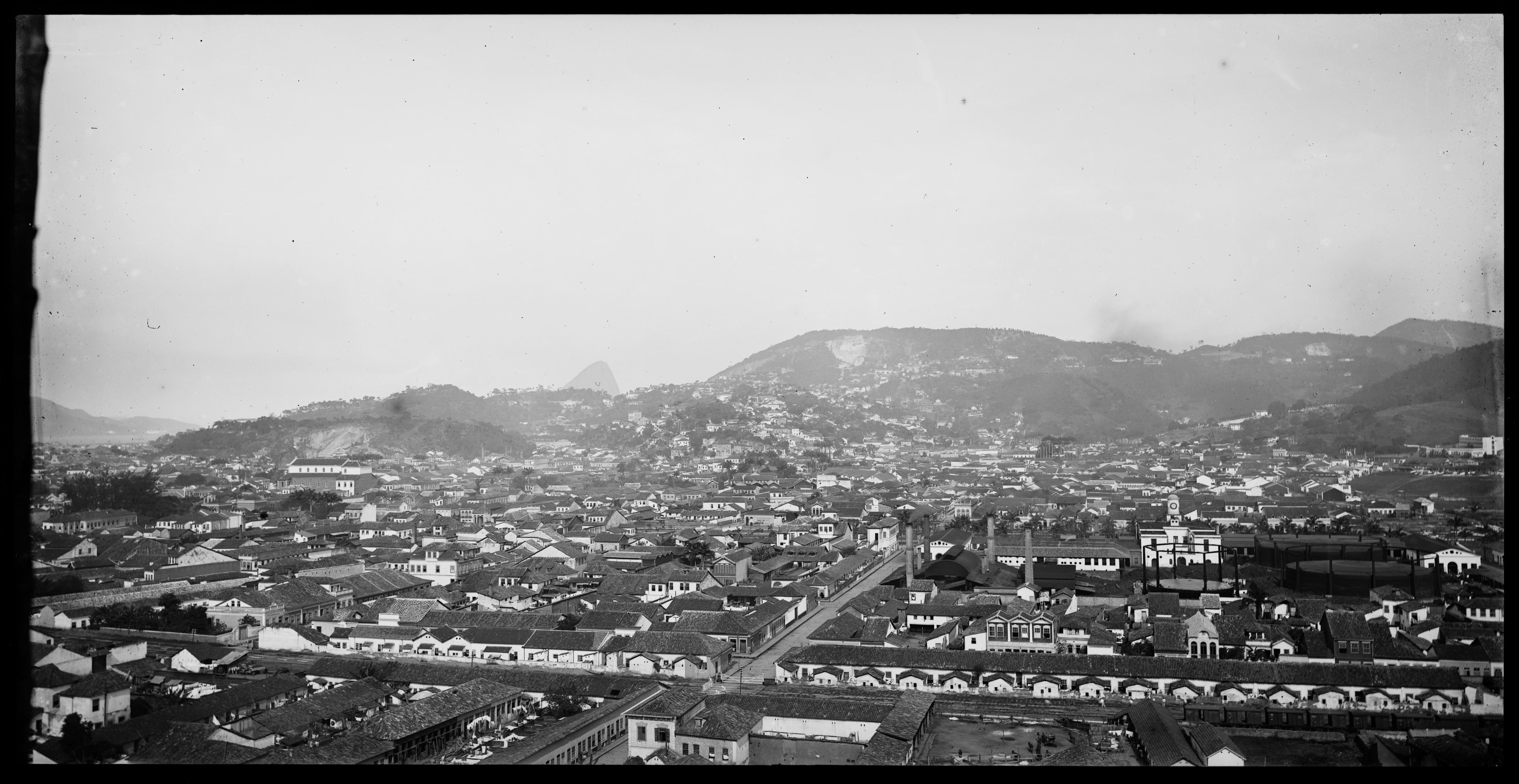 Panorama do Centro do Rio de Janeiro; à direita, o edifício da Société Anonyme du Gaz