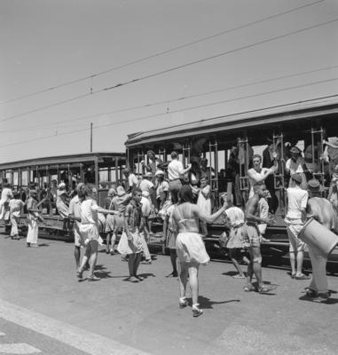 Bonde no carnaval lotado de foliões
