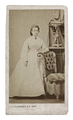 Retrato de mulher (em pé)