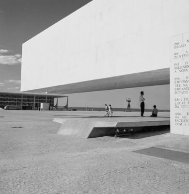 Museu Histórico de Brasília. Ao fundo, o Palácio do Planalto.