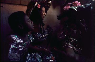 Série Mangueira - Mangueirenses em trajes verde e rosa