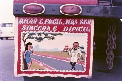 Para-choque de caminhão com a frase: "Amar é fácil, mas ser sincera é difícil"