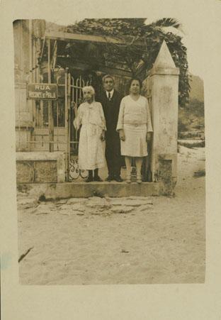 Ernesto Nazareth com sua mulher e nora