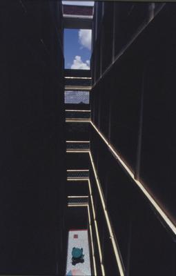 Ao fundo corredor, janela