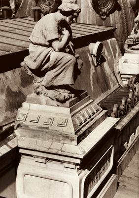 Estátua integrante da fachada do Theatro Municipal do Rio de Janeiro