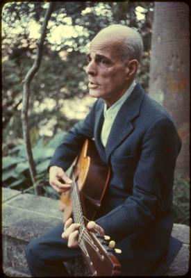 Alberto Ribeiro com o violão