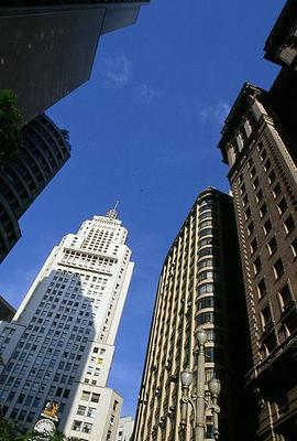 Praça Antônio Prado, com destaque para o edifício Altino Arantes, sede do Banespa, à direita está o edifício Martinelli
