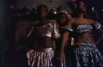 Série Mangueira - Mangueirenses em trajes verde e rosa