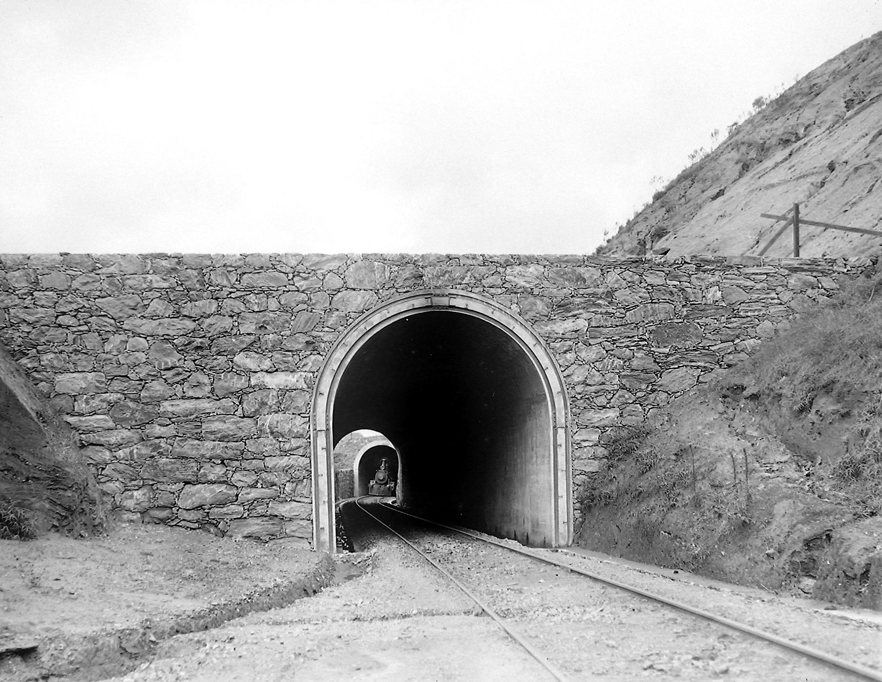 Estrada de Ferro Central do Brasil (Linha do Centro), Túnel em cimento armado, Km 350