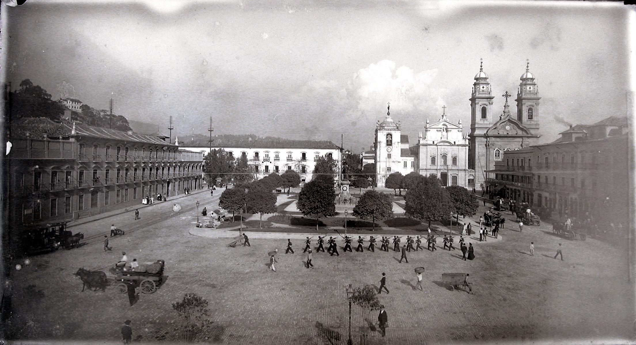 Paço Imperial, à esquerda; no centro, convento e igreja do Carmo e igreja da Ordem Terceira do Carmo ao centro
