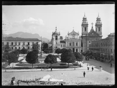 Vista da Praça XV de Novembro tomada do Chafariz do Mestre Valentim; ao fundo, a Igreja de Nossa Senhora do Carmo da Antiga Sé e a Igreja da Ordem Terceira do Carmo