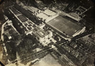 Vista aérea do bairro de Laranjeiras; destaque para o Palácio Guanabara e para o Fluminense Futebol Clube