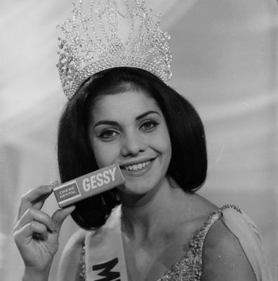 Miss Universo 1963 (Ieda Maria Vargas Athanásio), em campanha publicitária da agência Lintas para o creme dental Gessy