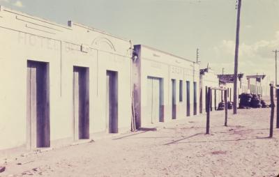 Moradias nas proximidades da BR-116, trajeto Rio-Bahia