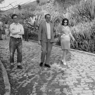 À esquerda, o irmão de Burle Marx, Guilherme Siegfried, no Sítio Burle Marx, na ocasião da visita de Pablo Neruda