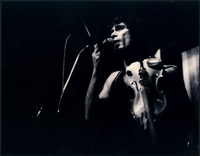 Jorge Mautner ao microfone com o violino