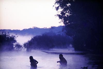 Série Xingu - Mulheres se banham na lagoa ao amanhecer