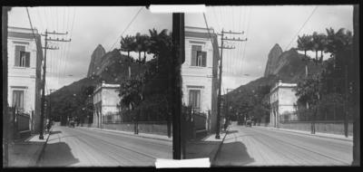 Botafogo, atual Rua São Clemente; ao fundo, o Morro do Corcovado
