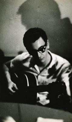 Théo de Barros com o violão