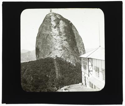 Morro do Pão de Açúcar visto do alto do Morro da Urca; à direita, a estação da Companhia Caminho Aéreo Pão de Açúcar