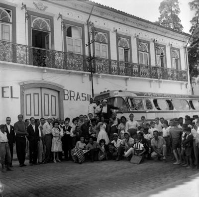 Retrato coletivo, entre os presentes, Newton Teixeira (atrás da mulher de vestido listrado) e Rômulo Paes (em frente ao ônibus, abaixo do homem de roupa branca e óculos escuros)