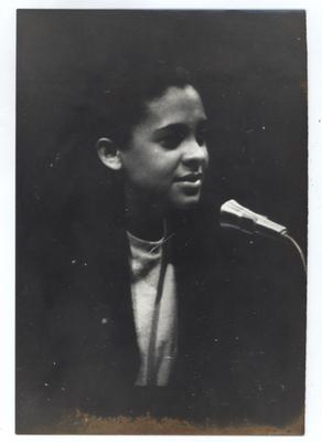 Gal Costa ao microfone