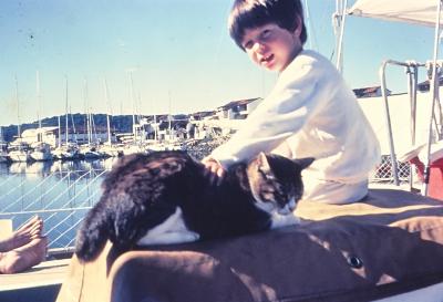 Igor Belli acaricia seu gato