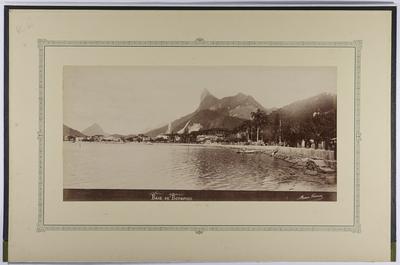 Panorama da Enseada de Botafogo; ao fundo, o Morro do Corcovado