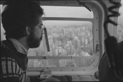 Sobrevoo de helicóptero em São Paulo, com José Rubens Siqueira. Em primeiro plano, o piloto