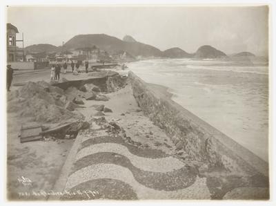 Ressaca na praia de Copacabana