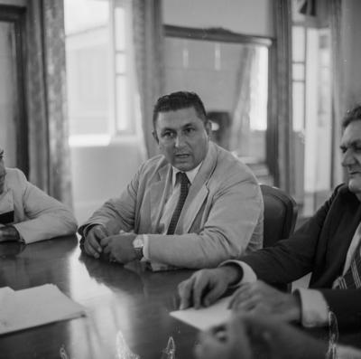 Semana do Folclore - o então prefeito de Natal, Djalma Maranhão. Perfil de Luis da Câmara Cascudo, de terno escuro.