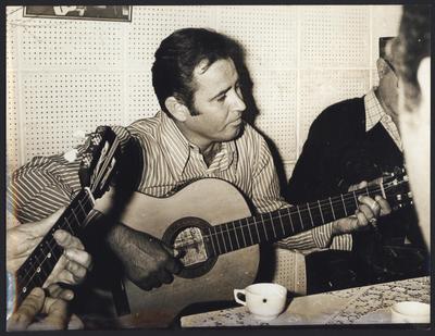 Waldomiro Marçola com o violão