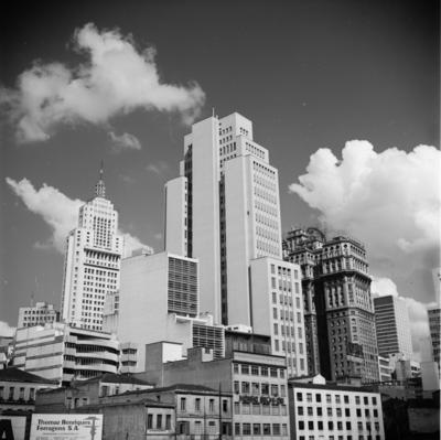 Vista do conjunto de edifícios da praça Antônio Prado