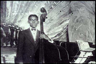 Bonfiglio de Oliveira com o contrabaixo