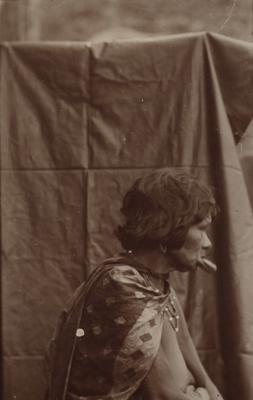 Mulher com adorno labial provavelmente do povo Krenak denominado genericamente Botocudo