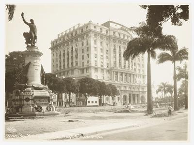 Hotel Glória; à esquerda, monumento ao Almirante Barroso