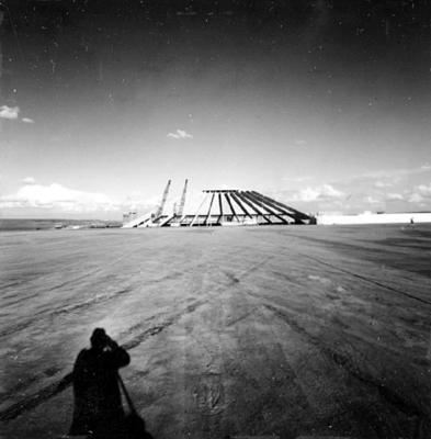 Teatro Nacional Cláudio Santoro, vendo-se a sombra do fotógrafo Marcel Gautherot