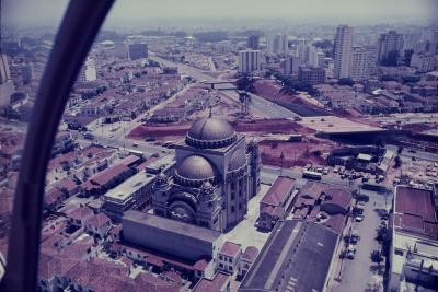 Vista aérea da Catedral Ortodoxa Antioquina. Ao centro, em obras, viaduto que liga a Rua Vergueiro à região da Av. Paulista