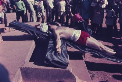 Cena do filme "O Profeta da Fome", de Maurice Capovilla. No centro, José Mojica Martins