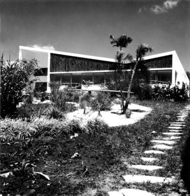 Residência do prefeito Juscelino Kubitschek , projeto de Oscar Niemeyer e paisagismo de Burle Marx