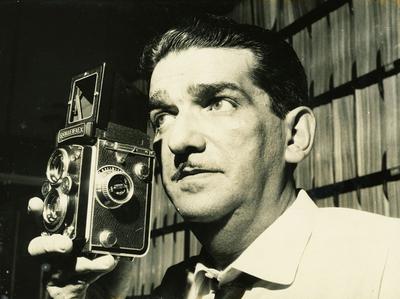 Jacob do Bandolim com câmera fotográfica