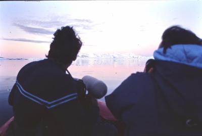 Ilha da Decepção. À direita está Jorge Bodanzky