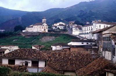 Casas e Igreja de Nossa Senhora das Mercês e Misericórdia (ao fundo)