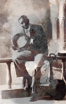 Alfredo José de Alcântara com o pandeiro