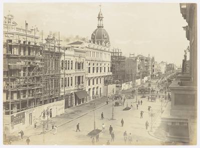 Construção da Avenida Central - edifícios em obra, pistas pavimentadas e recém-abertas ao público