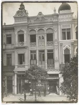 Rua da Carioca, com destaque para a Loja de calçados Casa Atlas