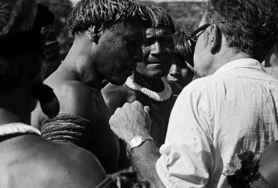 Série Xingu - Orlando Villas-Bôas e indígenas do povo Kalapalo