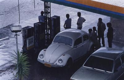 Carros em posto de combustível