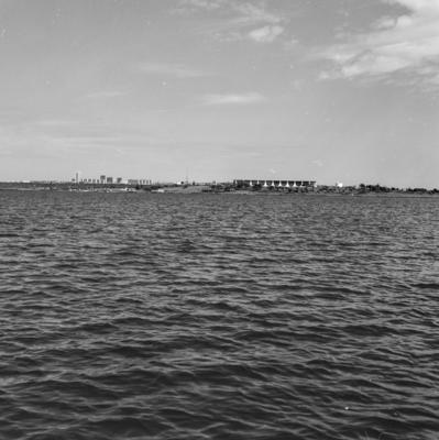 Lago Paranoá, ao fundo o Palácio da Alvorada